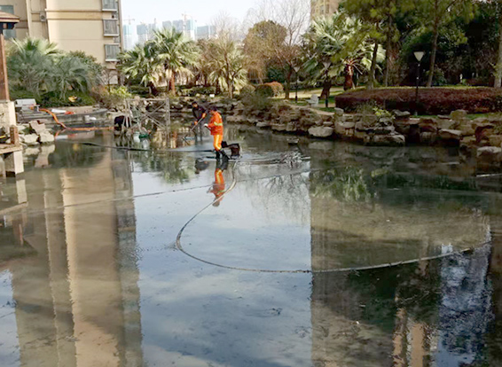秀山景观池淤泥清理