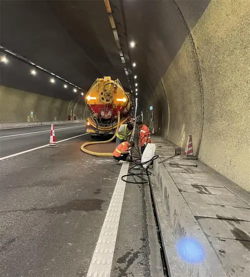 秀山隧道排水渠清淤